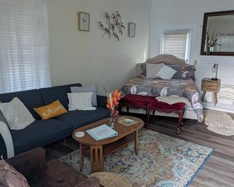 Cozy, Cute, Private Ozark Suite 5 Mins to Hospital - Ozark - Living room