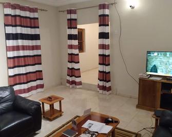 Moris House In Kulukochi Close To The Beach! - Gunjur - Sala de estar