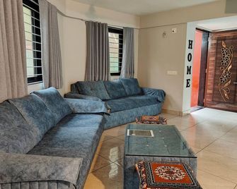 Charming 2-Bedroom Villa with Huge Garden - Ahmedabad - Salon