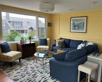 Beautiful views of sunsets over the bay and walking distance to the beach. - Long Beach - Sala de estar