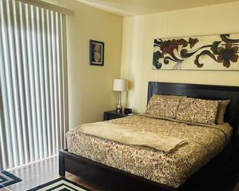 Hidden Gem in SE Boise with hot tub and wood burning fireplace - Boise - Habitación