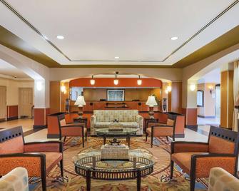 La Quinta Inn & Suites by Wyndham Islip - MacArthur Airport - Bohemia - Sala de estar