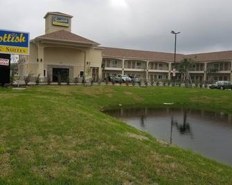 King Room, Scottish Inns & Suites, Soundproof Rooms, Near Shops and Restaurants - Bay City - Building
