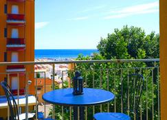 Leone sea view apartments on the Rimini seafront - Rímini - Balcón