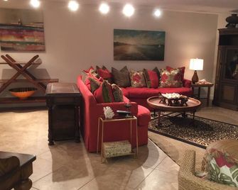 30 Day Minimum Rental!! Open April through Jan 5 of next year!!!!! - West Palm Beach - Living room