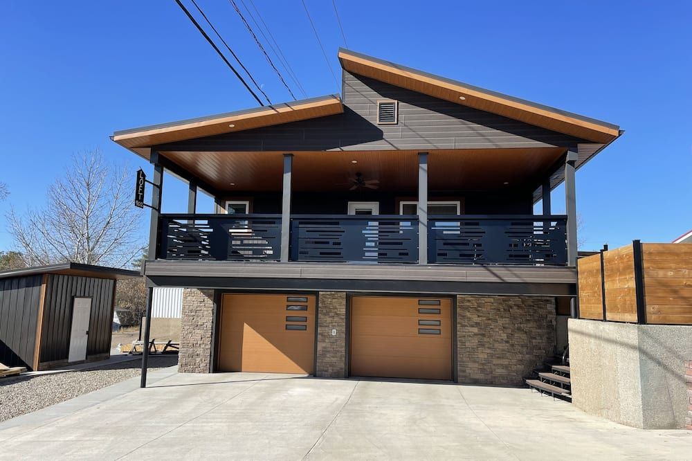 Loft 902 with Sunsets from the 14x32 covered deck almost every morning! - Estevan - Budova