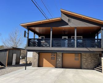 Loft 902 with Sunsets from the 14x32 covered deck almost every morning! - Estevan - Budova