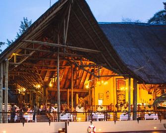 Chobe Safari Lodge - Касане - Басейн