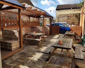 ذا ويست جايت - بوري سانت ادموندز - شرفة مرصوفة