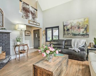 Riverfront Zanesville Getaway w/ Private Bar! - Dresden - Living room