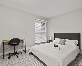 2br 1ba Apartment With Great Amenities - Rochester Hills - Bedroom