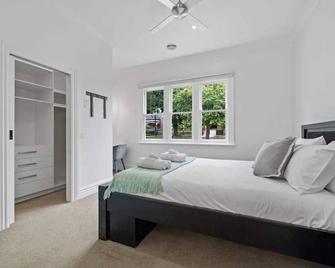 Stylish Soldiers Hill Retreat - Ballarat - Bedroom
