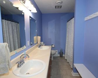 A Second Wind! With Sliding board/diving board!! - Huddleston - Bathroom