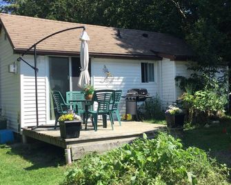 Cottage Retreat 75 Steps from the shores of spectacular Lake Huron, Sauble Beach - Sauble Beach - Patio