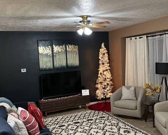 Cozy Home in Ironwood, MI - Ironwood - Living room