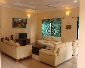 london Innn 3 - Brufut - Sala de estar