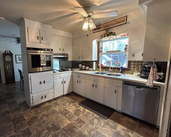 Lakeside Retreat: Peaceful Jordan Lake Getaway - New Hill - Kitchen