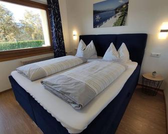 Premium Doppelzimmer mit Balkon und Seeblick - Pension Zum Mühlrad - Millstatt - Schlafzimmer