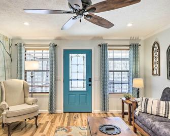 Charming Murphy Escape with Fire Pit and Hot Tub! - Murphy - Living room
