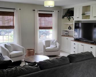 Cozy 3 bedroom home! Located in the heart of Arthur, Illinois - Arthur - Living room