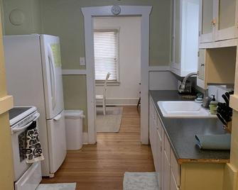 Cheerful 2 bedroom home in Avenues - Cheyenne - Kitchen