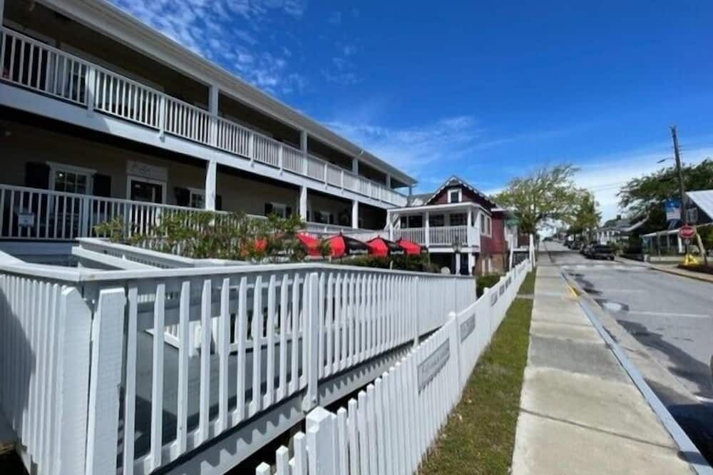 Downtown 1-Bedroom Suite – Steps from Shops & Dining