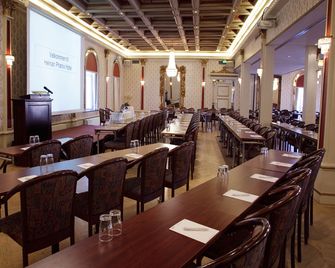 هيلنان فونيكس هوتل - ألبورغ - مطعم