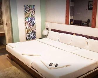 Vaishali Deluxe Comfort - Tumkūr - Bedroom