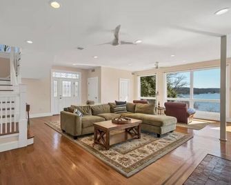 Lakefront Hopatcong w/dock kayaks fishing near NYC - Hopatcong - Living room