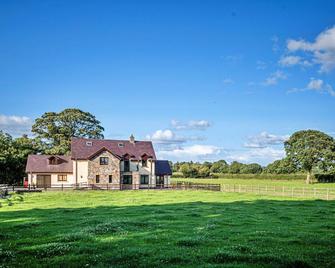Finest Retreats - Groes Faen Bach Farmhouse - Holywell - Building