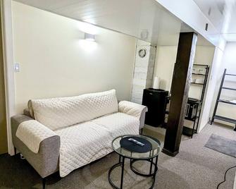 Private Basement Suite, Heart of Downtown Yk. - Yellowknife - Sala de estar