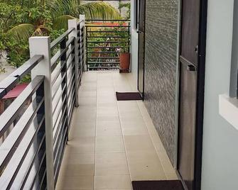 Stay at Diez - Calamba - Balcón