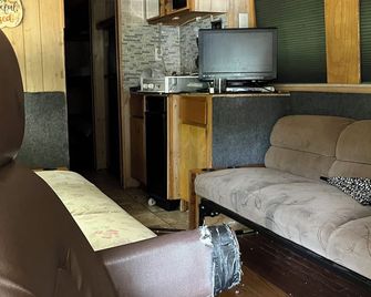 Provost Motorhome Private 3 acre lot - Gaffney - Вітальня