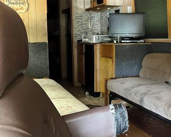 Provost Motorhome Private 3 acre lot - Gaffney - Вітальня