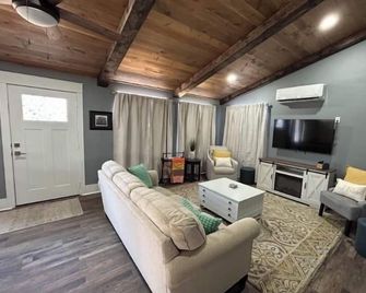 Charming house with quiet setting and outdoor space. - Cabot - Вітальня