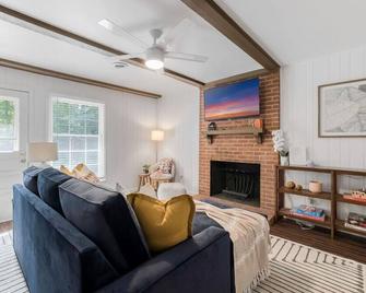 Stylish Elon Retreat: Walk to Campus & Patio Relaxation - Elon - Living room