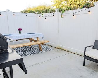 King Suite - Steps to Beach & Close to Pier - Oceanside - Patio