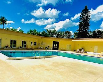 Elegant 1 Bedroom Condo With Swimming Pool Gym Access All Included In Convenient Fort Myers Location Near Golf Courses and Sanibel Island - Fort Myers - Pool