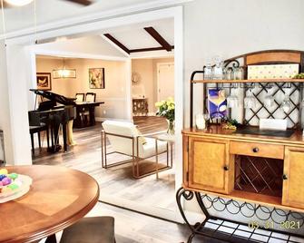 Casa Feliz - Maitland - Living room