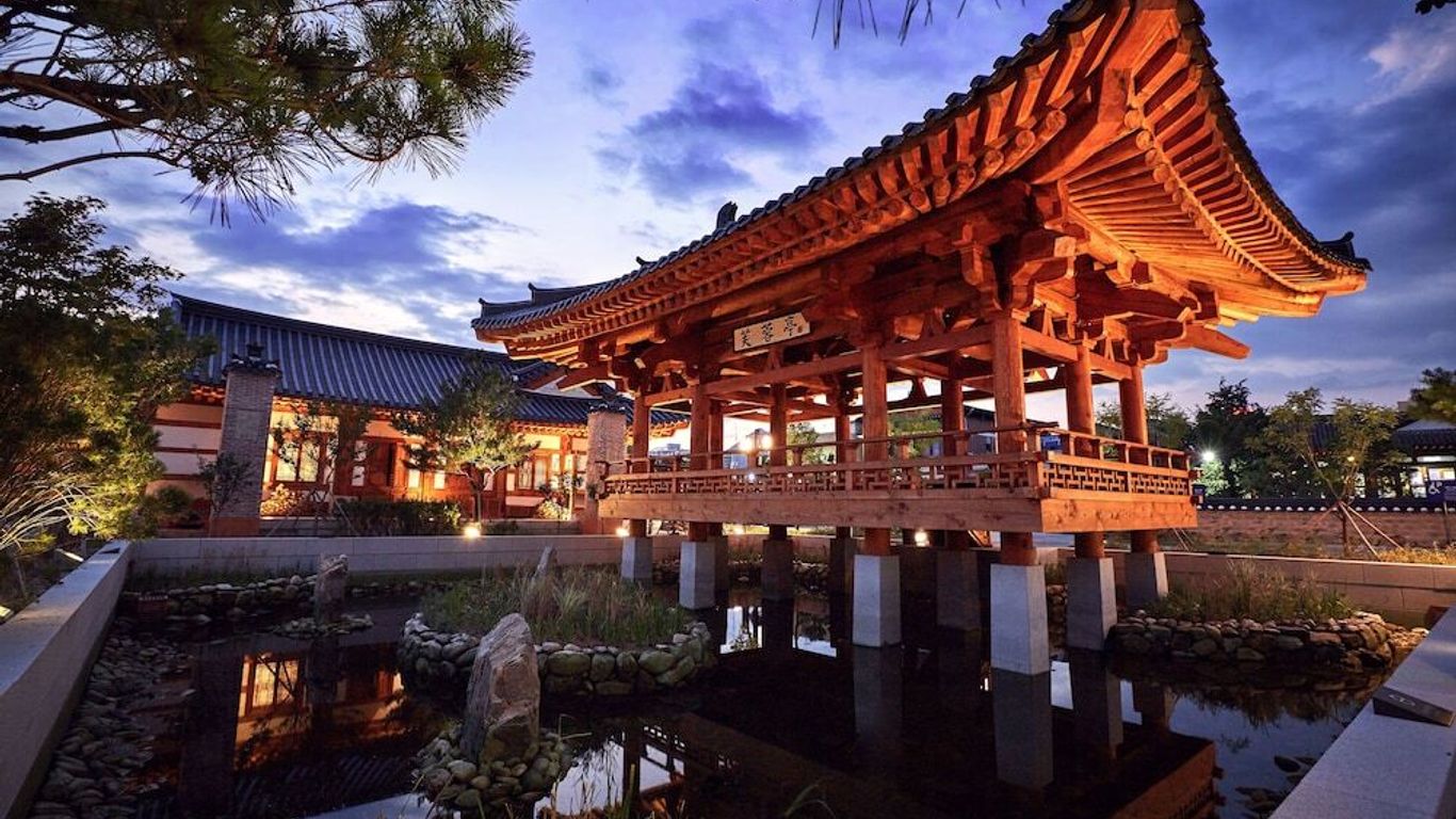 Hanok Stay Namwonyechon by Kensington