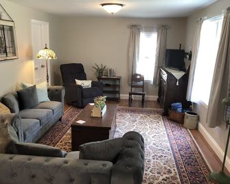 Day's End Cottage: Peaceful, Charming & Clean. No cleaning fee! - Cincinnati - Living room