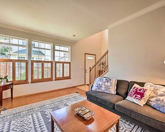 Welcoming Edmonds Vacation Rental with Fireplace! - Edmonds - Living room