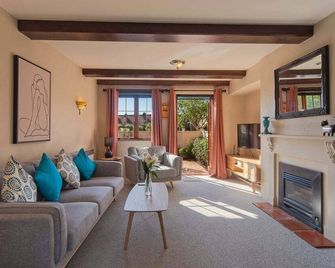 The Village Green Apartment - Nelson - Living room