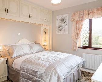 Derriens Farmhouse, Pet Friendly In Letterbreen, County Fermanagh - Enniskillen - Bedroom