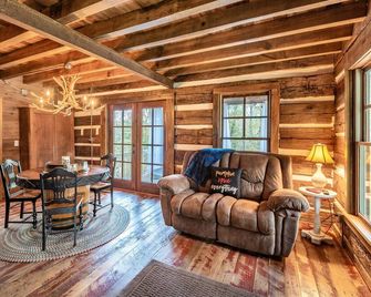 Rustic Remote Romantic Log Cabin Getaway with Hot tub!br4 wheel drive recommended - Talking Rock - Living room