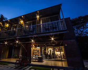 Ducati Bike Box Hostel - Buri Ram - Byggnad
