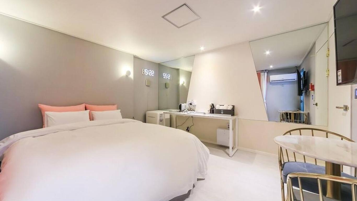 هوتل مومو جوس