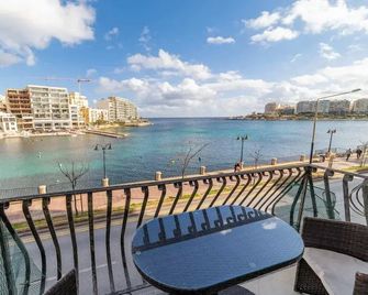 Superb Views of Spinola Bay in Heart Of - St Julian's - Balkon