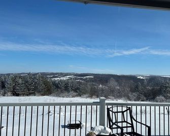 Newly remodeled 5 bdrm/3 bth house in Cazenovia, sleeps 10, close to village! - Cazenovia - Balkón