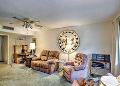 Cozy Sun City Home, 4 Mi to Peoria Sports Complex! - Sun City - Living room